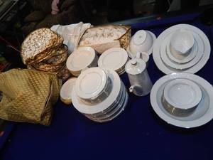 lot 8 image: 73 pc style house Brocade fine china