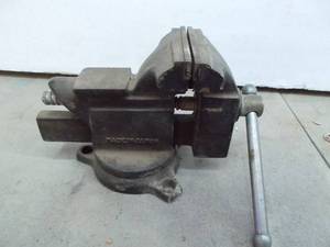 lot 67 image: 3.5 bench vise