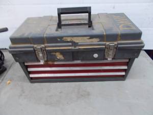 lot 86 image: Toolbox with contents