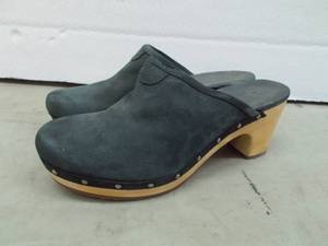 lot 134 image: Size 7 Dark Green Womens Clog Uggs
