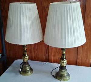 lot 478 image: Lamps (2).