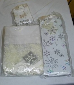 lot 88 image: AssortedWhite Christmas Gift Bags (3 Boxes)