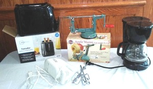 lot 318 image: Small Kitchen Appliances.