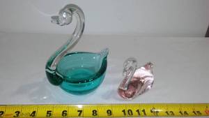 lot 286 image: Solid Murano Style Colored  glass bird decor (2)