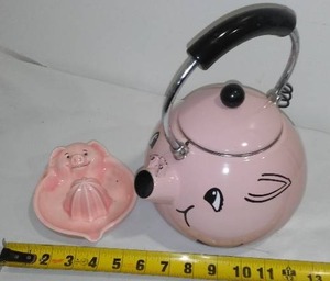 lot 314 image: Pink Pig Vintage Juicer and Teapot