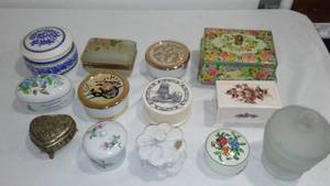 lot 322 image: Jewelry Trinket Boxes.