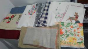 lot 326 image: Tablecloths, napkins, placemats, runners