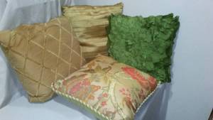 lot 379 image: Decorative Throw Pillows (7)