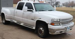 lot 1 image: 2002 Chevrolet Silverado 3500 Dually