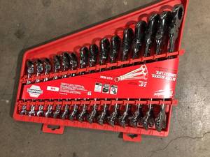 lot 22 image: Milwaukee 144-Position Flex-Head Ratcheting Combination Wrench Set SAE (15-Piece)   Customer Returns See Pictures