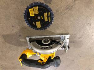 lot 29 image: DEWALT 20V MAX Cordless 6.5 in. Sidewinder Style Circular Saw (Tool Only) Customer Returns See Pictures
