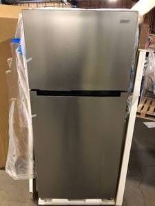 lot 31 image: Vissani 18 cu. ft. Top Freezer Refrigerator in Stainless Steel Look  Customer Returns See Pictures