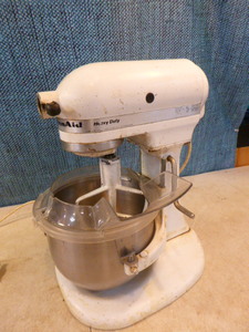 lot 24 image: KitchenAid Heavy Duty Mixer