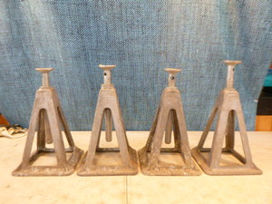lot 60 image: 4 Reese Jack Stands