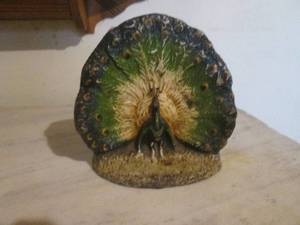 lot 5 image: (K) Vintage Cast Iron Peacock Door Stop 6 12 H x 6 12 W