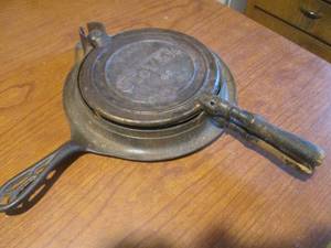 lot 16 image: (K) Antique #80 Stover Cast Iron Waffle Maker