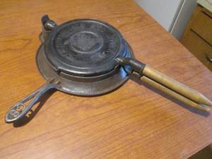 lot 17 image: (K) Antique Cast Iron Kornu Kopia Krumb Kake Maker 2423 2424 C8