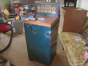 lot 74 image: (DLR) Vintage Mills Novelty Co. Jumbo Parade 5 Cent Slot Machine