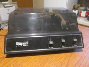 lot 75 image: (DLR) Montgomery Ward Airline Solid State Turntable - Powers On - Platen Turns