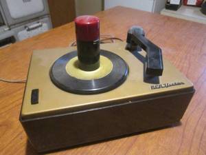 lot 77 image: (DLR) Vintage Victrola RCA Victor Record Payer Model 45-J-2 - Light buzz when plugged in, nothing more.