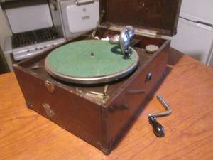 lot 78 image: (DLR) Vintage Record Player in Wood Case Body - Not seeing any markings or plates for details.