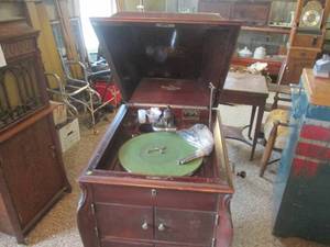 lot 92 image: (DLR) Antique Victor Talking Machine Co. Victrola Phonograph with Lower Storage - Unknown Working Condition