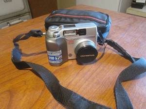 lot 101 image: (DLR) Olympus Camedia Digital Camera C-3020 Zoom with Case Powers On and Seems to Work