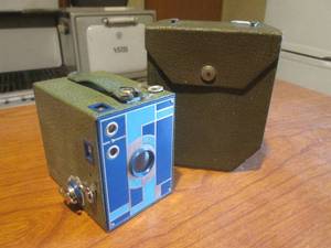lot 103 image: (DLR) Vintage Eastman Kodak Beau Brownie Camera with Case