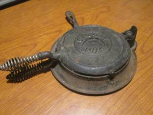 lot 146 image: (K) Vintage Crescent Cast Iron Waffle Iron