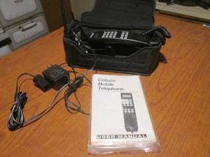 lot 147 image: (DLR) Vintage Motorola Cellular 2000 Cellular Mobile Telephone