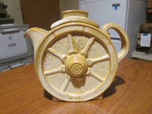 lot 177 image: (K) Vintage Frankoma #94T Tan Wagon Wheel Teapot with Lid