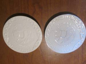 lot 186 image: (K) 2 Vintage Frankoma 1972 Easter Plates