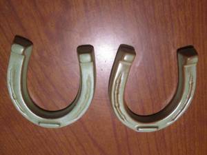 lot 192 image: (DLR) Pair Vintage Frankoma Pottery Horseshoes