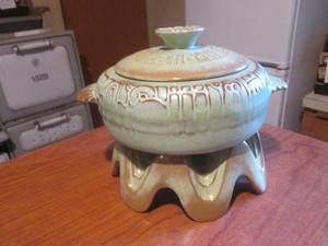 lot 193 image: (DLR) Vintage Frankoma Casserole Dish with Cover (7V) and Warmer Base (WA1)