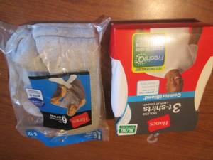 lot 197 image: (DLR) 3-Pack Hanes T-Shirts Size XL and 4 Pair Hanes Grey Crew Socks Size 6-12