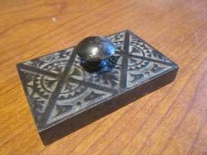 lot 200 image: (DLR) Antique Cast Iron Paperweight 3 78 x 2 38