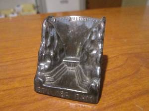 lot 208 image: (DLR) Vintage Boulder Dam Metal Paperweight Created and Made in The West by Dodge Inc 1 12 x 1 58 x 1 12 H