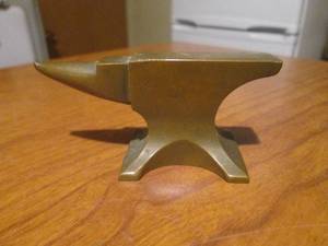 lot 212 image: (DLR) Vintage Mini Brass Jeweler Anvil Paperweight 3 12 Long