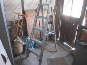 lot 222 image: (K) Aluminum 5 Foot Folding Ladder