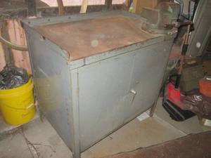 lot 226 image: (P) Metal Cabinet Work Bench with Large Paramo Hi-Duty Vise #3 Cabinet is 36 12 W x 34 12 H x 24 D