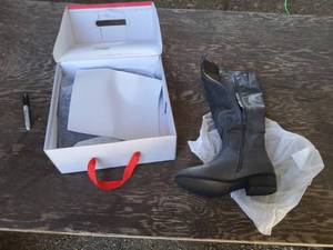 lot 55 image: Womans boots, new size 6