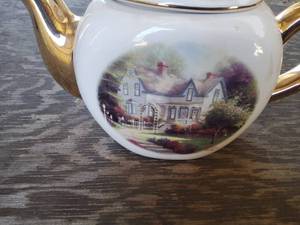 lot 61 image: Tea pot