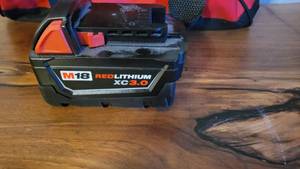 lot 4 image: Milwaukee Construction Bag w 3.0 Milwaukee Lithium Battery (New)