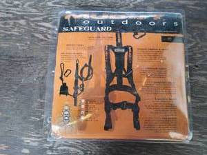 lot 108 image: Muddy tree safety harness and linemans rope, brand new, Med.