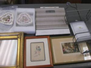 lot 29 image: Assorted Wall decor, pop-up organizer box and Shower Caddy