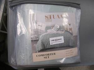 lot 37 image: King Size Comforter Set