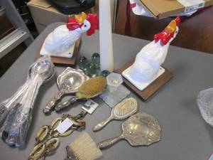 lot 45 image: Rooster and other assorted household decor