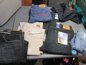 lot 67 image: Multiple Mens jeans of assorted sizes from Levi Denizen, Levi Strauss, Lucky and GoodFellow