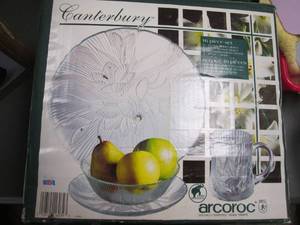 lot 70 image: Canterbury 16pc plate, bowl and mug set