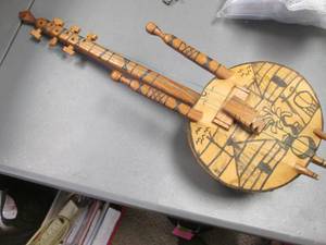 lot 73 image: Complete cool and unique wooden African Keto Gourd instrument